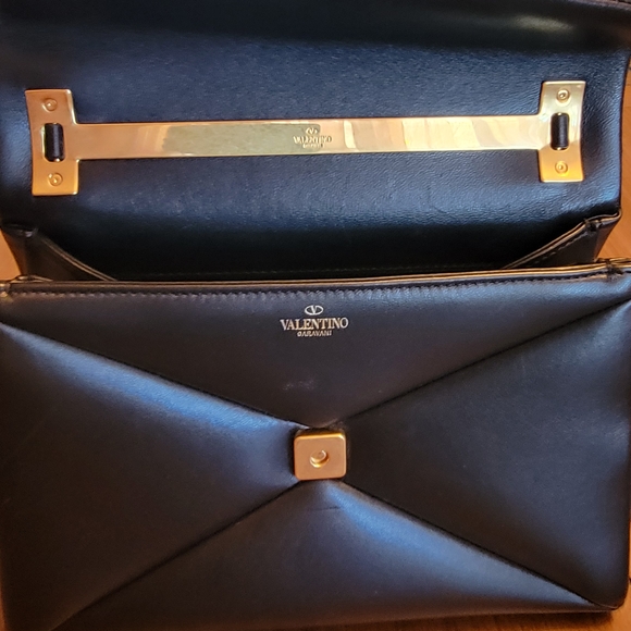 Elegant Black and Gold Women's Handbag - Picture 3 of 11